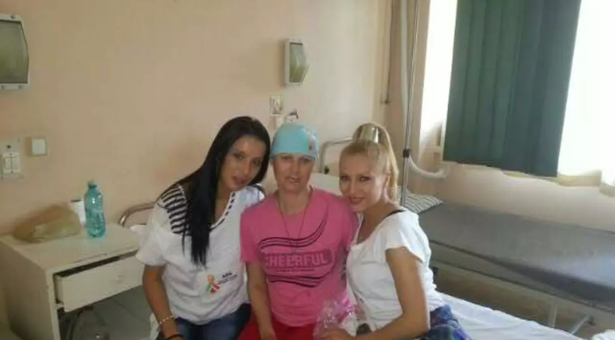 Lora le-a împărţit cadouri bolnavilor de leucemie, înainte de Paşte | FOTO