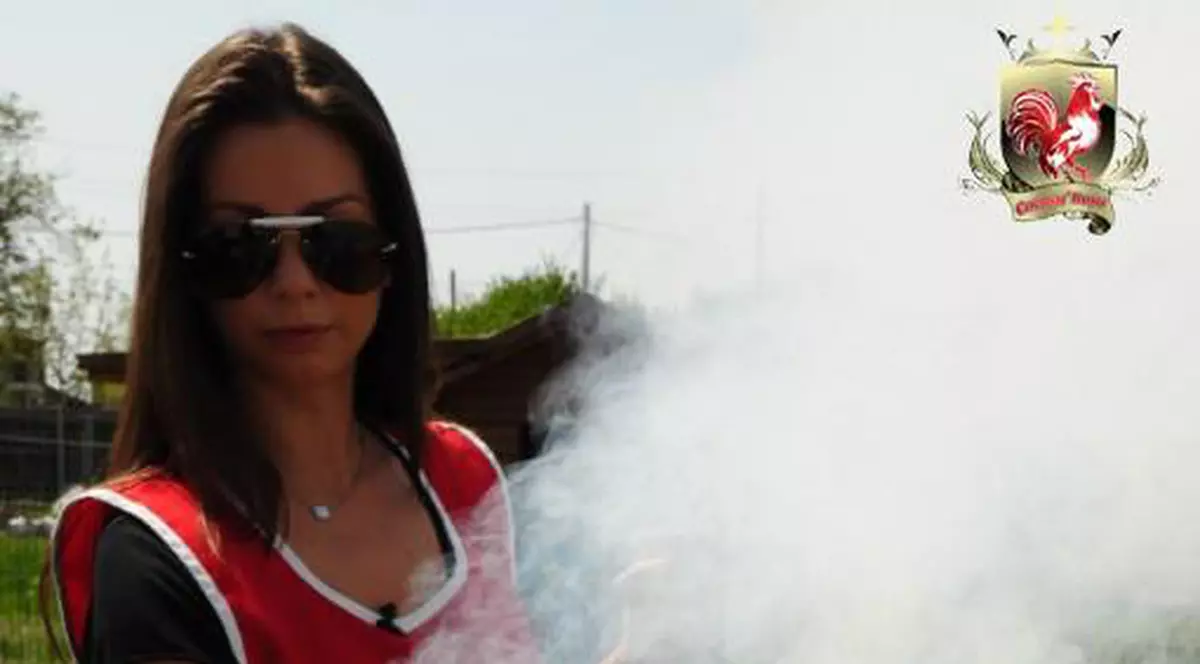 Iuliana Luciu A STAT LÂNGĂ GRĂTAR ŞI A FĂCUT MICI! Uite cât de pricepută e | FOTO