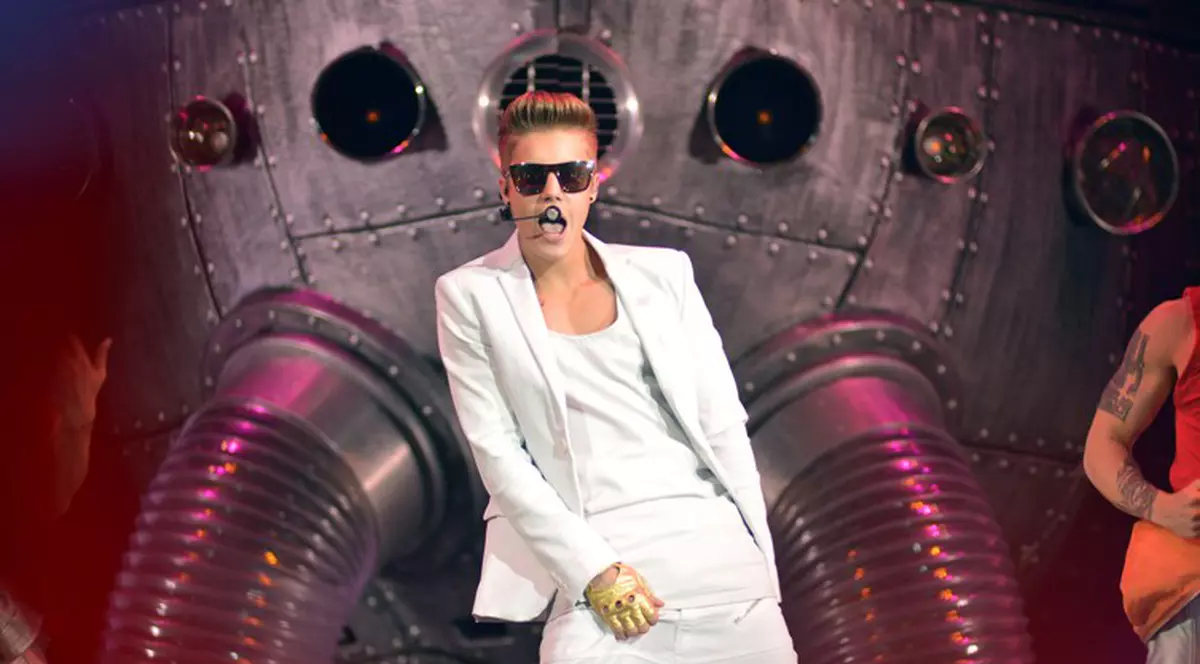 La 19 ani, Justin Bieber este decis SĂ-ŞI "TRĂIASCĂ" VIAŢA! În autocarul lui s-au descoperit DROGURI!