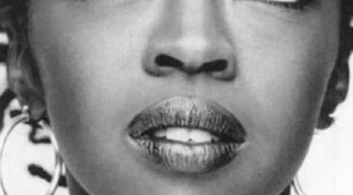 A ajuns la "sapă de lemn"? O cunoscută artistă riscă să fie evacuată pentru că nu şi-a plătit chiria