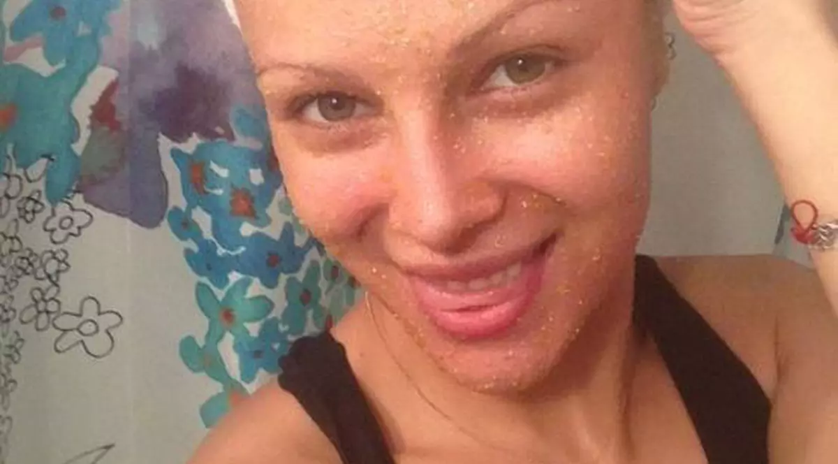 Lora își îngrijește tenul cu bani puțini. Uite ce folosește pentru gomaj!