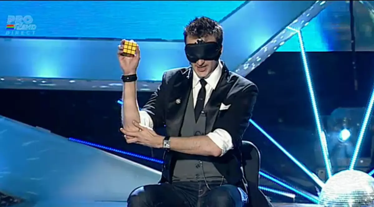 Număr senzaţional al "Magicianului", la "Românii au talent"! A rezolvat o faţă a cubului Rubik, cu ochii acoperiţi