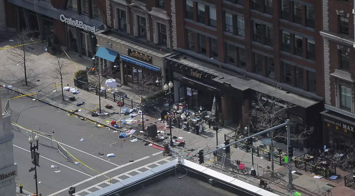 IMAGINILE CARE AU ZGUDUIT AMERICA! TRAGEDIA de la MARATONUL din BOSTON, într-o GALERIE FOTO IMPRESIONANTĂ