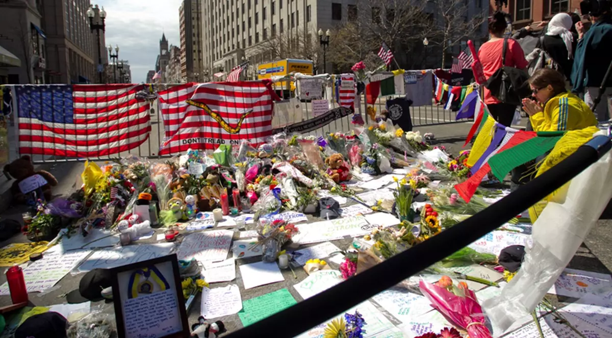 Atentatul din timpul Maratonului din Boston A FOST PREVĂZUT de un istoric încă de acum 11 ani!