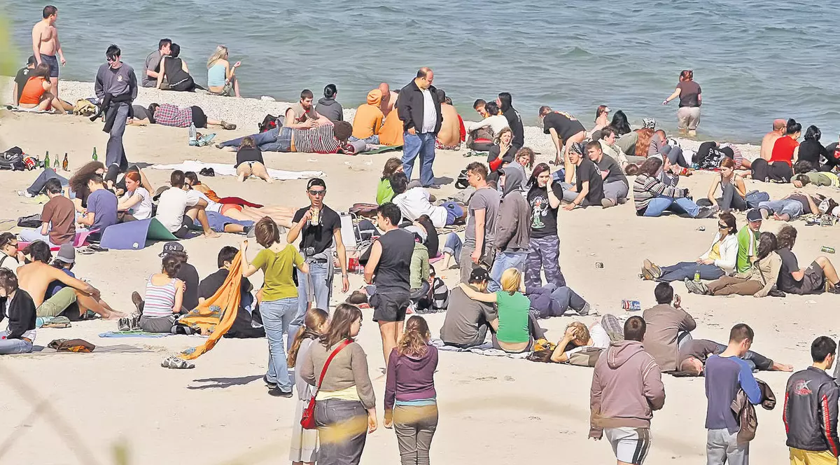 Mergi la mare de 1 Mai şi poţi asista la Slujba de Înviere de pe plajă