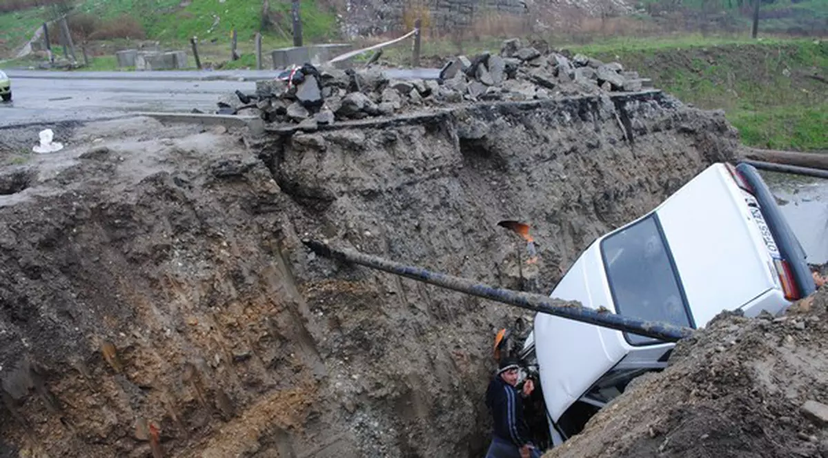 A căzut cu maşina într-o groapă de 4 metri din oraş | FOTO