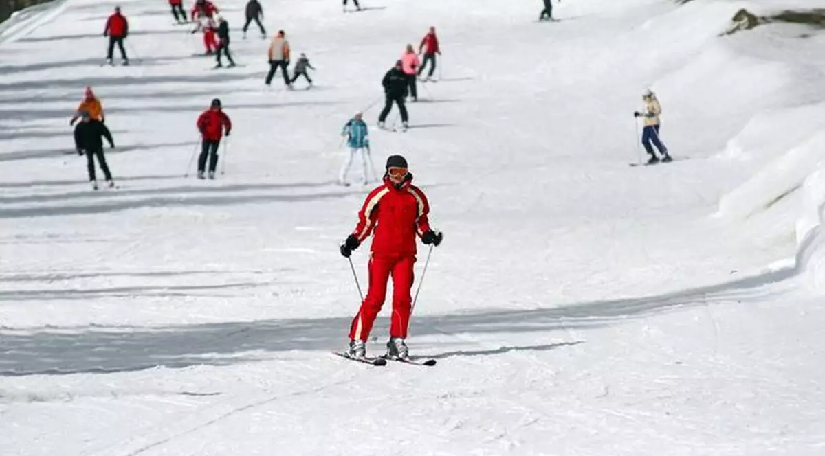 Sinaia: Sute de turişti schiază sau fac plajă la 2000 de metri altitudine