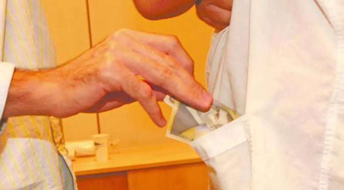 Doctoriţă reținută după ce a cerut șpagă pentru a prelungi o pensie 