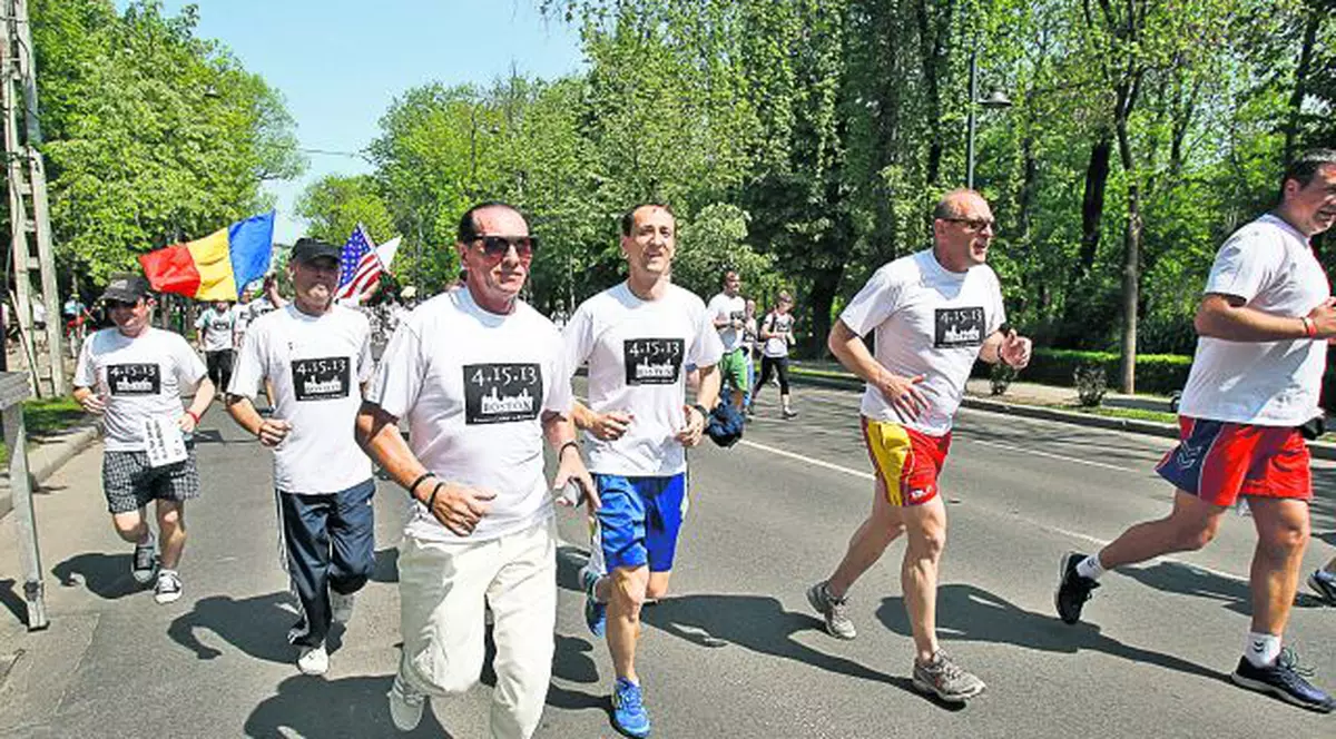 Omagiu pentru Boston! Crosul Capitalei a adunat la un loc oameni obişnuiţi şi vedete din sport