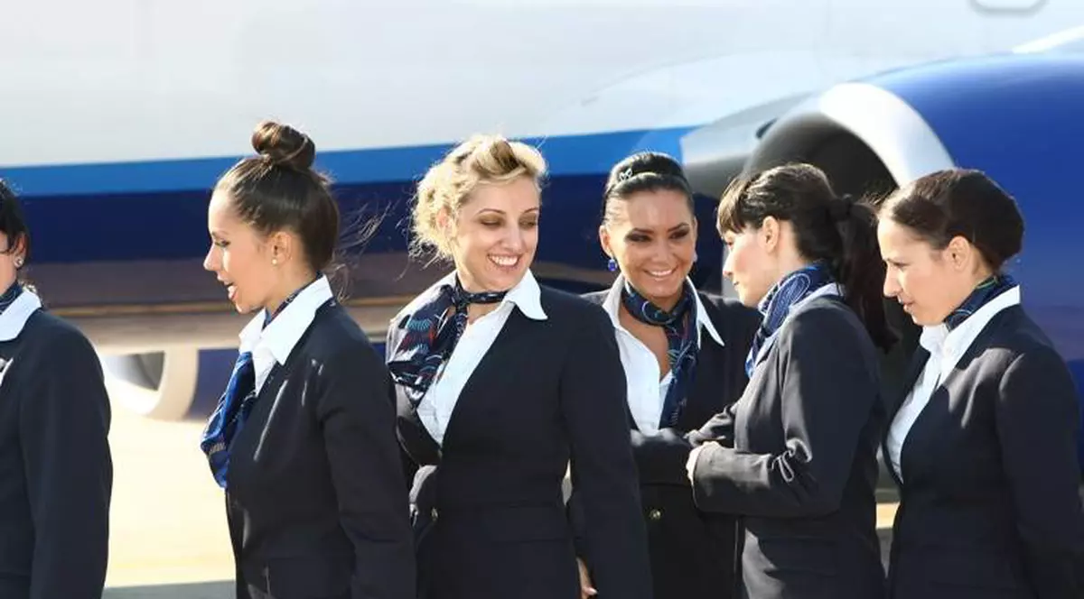 Te-ai angaja ca stewardeză cu leafă lunară de 1.500 de euro? Vezi  cine caută oameni în România 