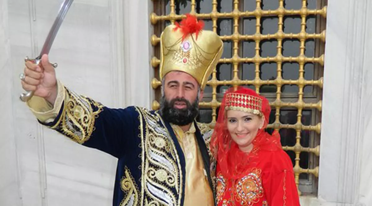 COLECȚIE de HAINE INSPIRATĂ de ”SULEYMAN MAGNIFICUL”. Vezi ce designer a avut această idee! 