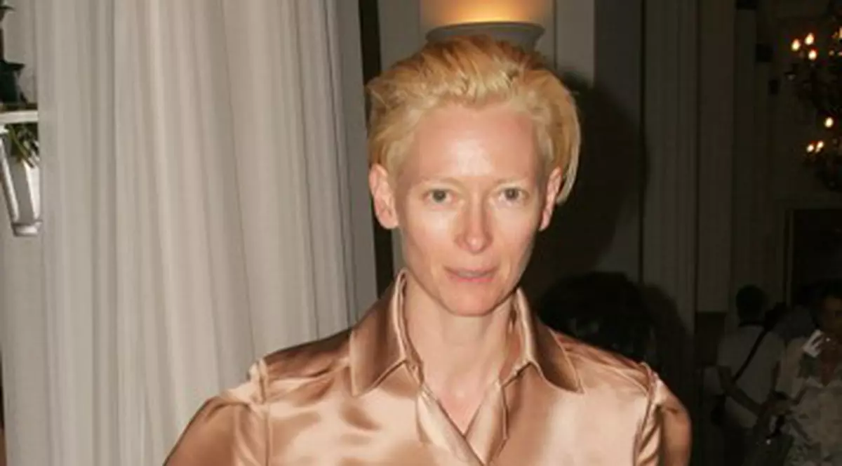 Să vezi cu ce FRUMUȘEL umblă una dintre cele mai URÂTE ACTRIȚE de la HOLLYWOOD, în vârstă de 53 de ani! FOTO