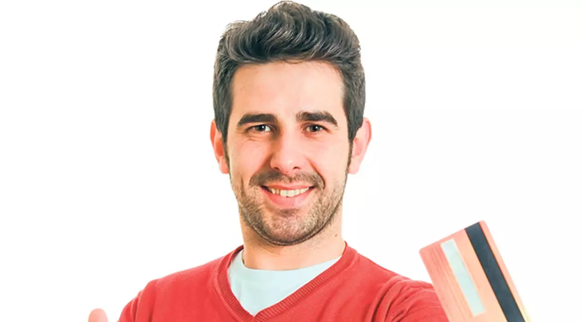 Foloseşte inteligent cardul de credit! Ce rişti dacă scoţi bani de la bancomat