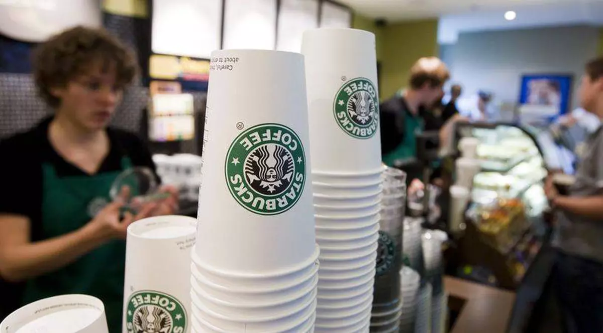 Starbucks închide 400 de cafenele în America de Nord și trece la modelul to-go