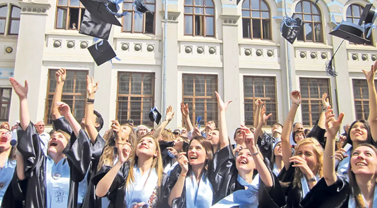 Uraaa! Ultima zi de şcoală! Absolvenţii de liceu şi de facultate şi-au luat ieri adio de la colegi şi profesori