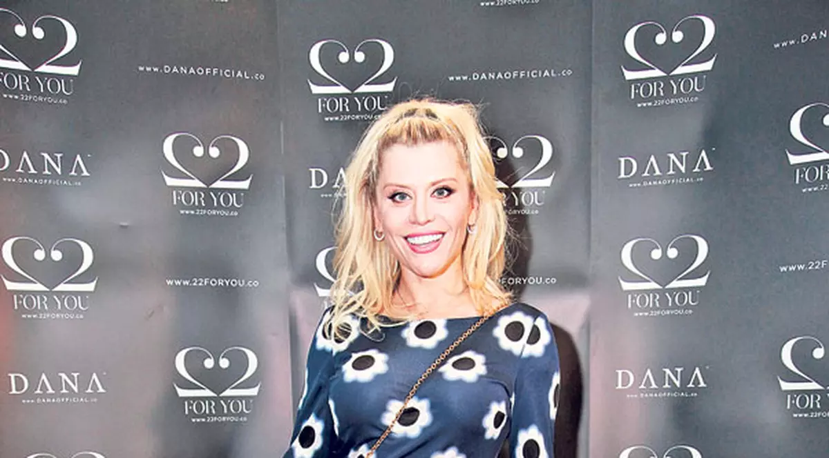 A spart 10.000 de lei într-o oră! Loredana şi-a umplut şifonierul cu haine cu motive etno şi ţigăneşti | FOTO