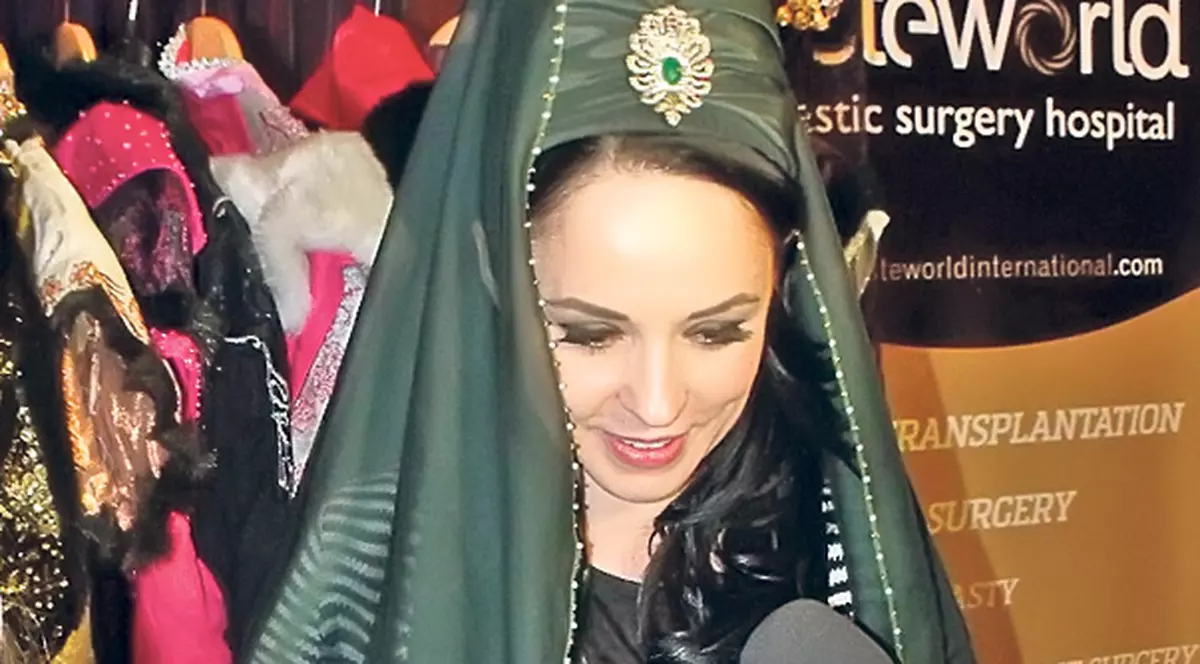 Andreea, pentru el te-ai îmbrăcat în cadână? Vedeta a fost surprinsă în preajma fizioterapeutului turc Tuncay Ozturk, despre care gurile rele susţin că ar fi noul ei iubit