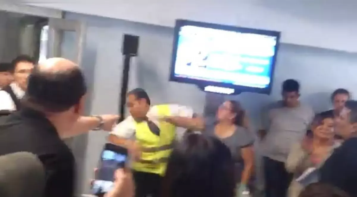 Situaţie de criză? Au rezolvat-o cu o bătaie în toată regula în aeroport! | VIDEO