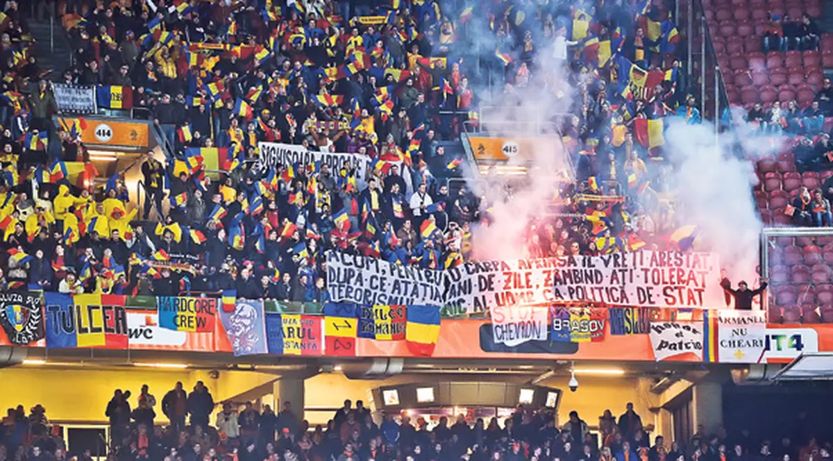 FIFA a amendat FRF cu 17.500 de euro pentru bannerul afişat de suporterii României la Amsterdam, în care steagul Ungariei a fost numit «cârpă»