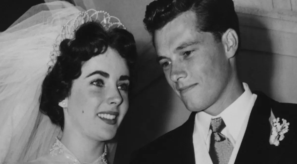PRIMA ROCHIE DE MIREASĂ a lui Elizabeth Taylor, scoasă la licitaţie! Vezi cum a arătat actriţa la ÎNTÂIA CĂSĂTORIE DIN CELE OPT! FOTO
