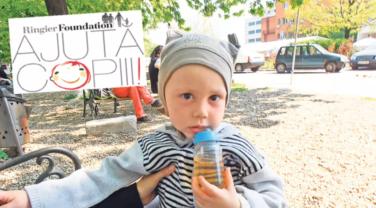 Să-l ajutăm pe Christian să zâmbească! Un băieţel de 2 ani are tumoare malignă la glanda suprarenală