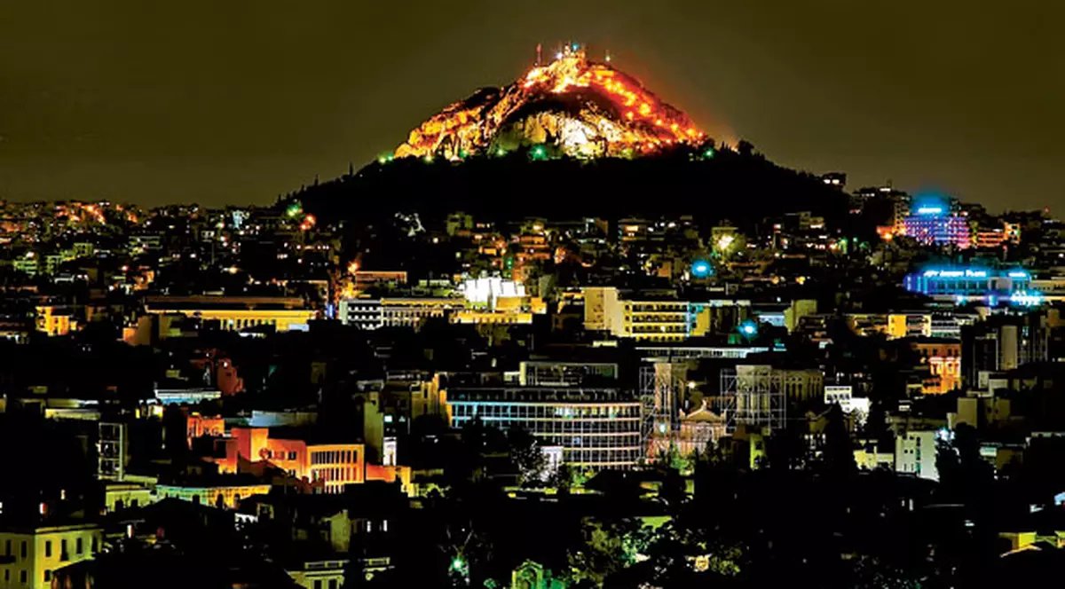 TURISM | Slujbă de Înviere la înălţime, în Atena