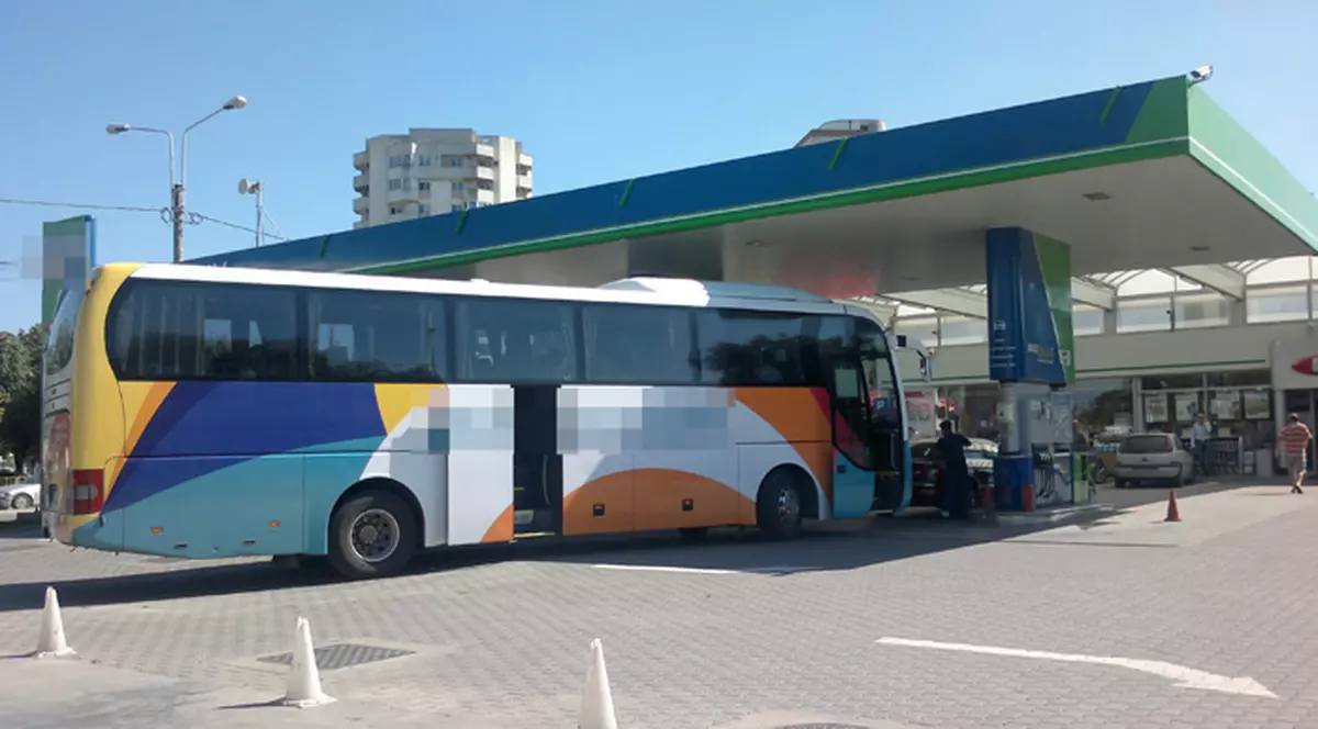 Hoţii de pe litoral au lansat un nou ”sport de vară”: ciordesc motorina din autocare cu hidroforul!