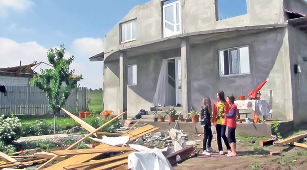 Acoperiş aruncat la 6 km! O furtună puternică a făcut ravagii în două sate din Galaţi | FOTO