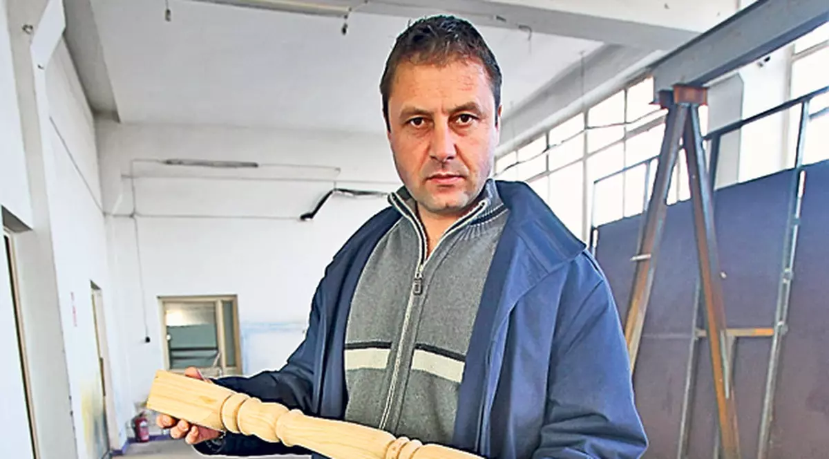 S-a aprobat legea prin care tinerii pot învăţa o meserie! Ghinioniştii de la Bac pot face ucenicie legal