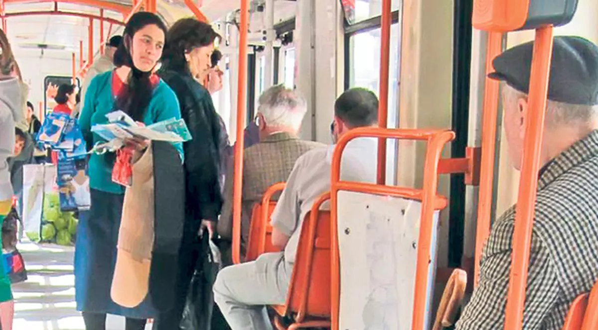 Vând bustiere şi linguri în tramvaie! Mijloacele de transport în comun din Capitală au ajuns loc de afaceri pentru comercianţii ambulanţi | FOTO
