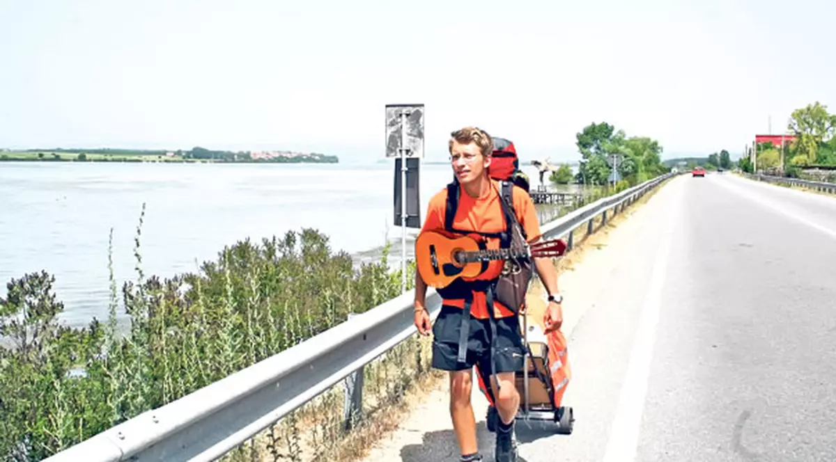 Din dragoste, a luat-o la picior pe cursul Dunării! Un puști din Germania străbate mii de kilometri până la Odessa, unde se află iubita lui