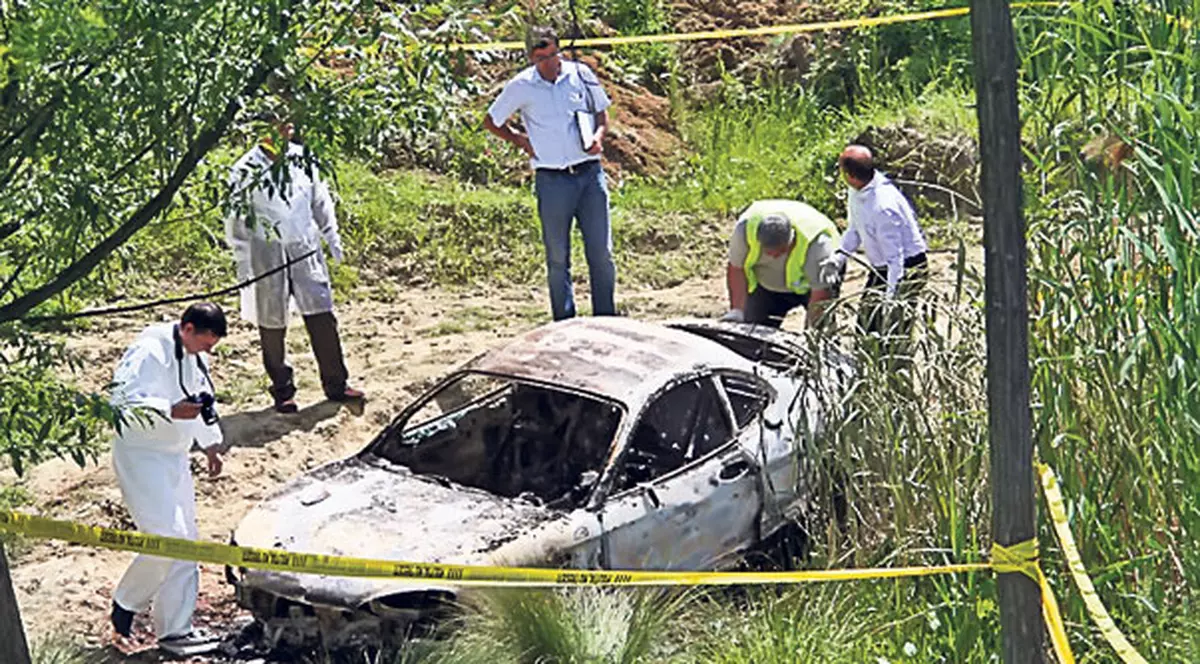 Cadavre carbonizate, în maşina incendiată