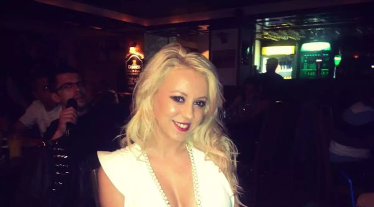 După ce a ars-o în Dubai, Larisa ex-Drăgulescu se răcoreşte la Botoşani! 