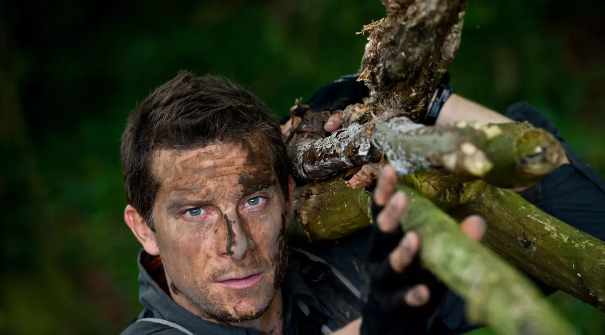 Imaginea care a ŞOCAT ÎNTREG INTERNETUL! Bear Grylls, "Supravieţuitorul" de la Discovery, A ÎNGROZIT cu un PICIOR MUŞCAT de un ŞARPE VENINOS!