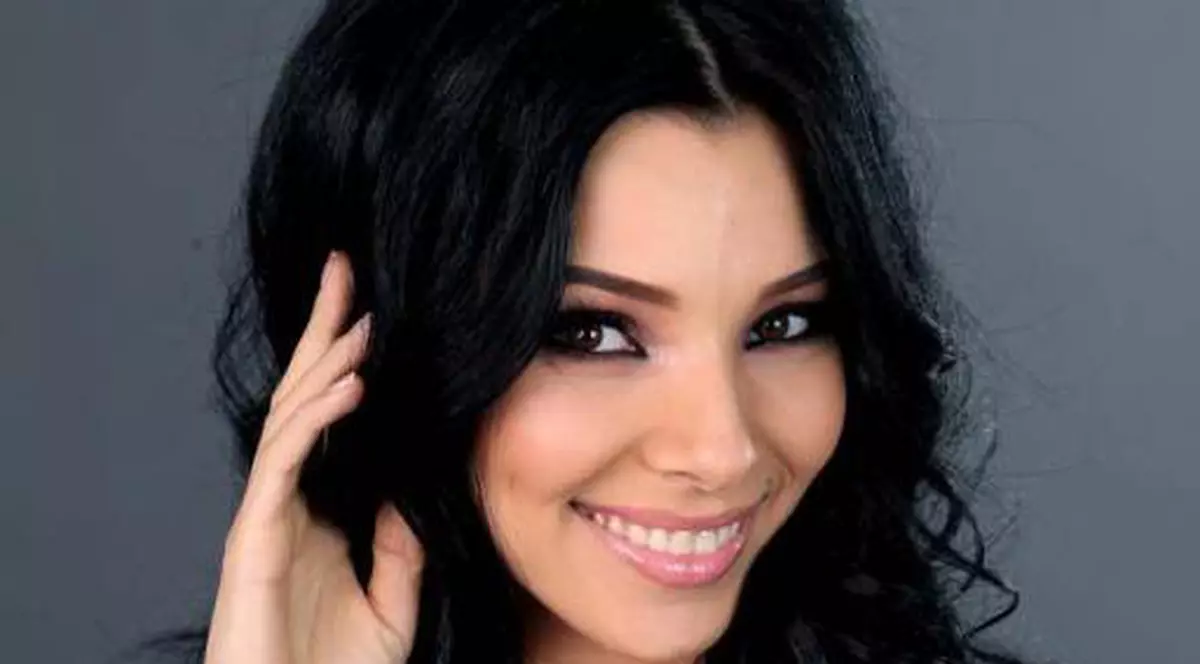 Corina Caragea a dezvăluit SECRETUL PĂRULUI ei SUPERB! Vezi cu ce MASCĂ şi-l întreţine!