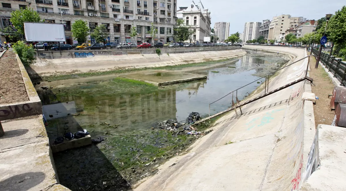 Râul Dâmboviţa, SECAT şi PLIN DE MIZERII în zona Hanului Manuc!
