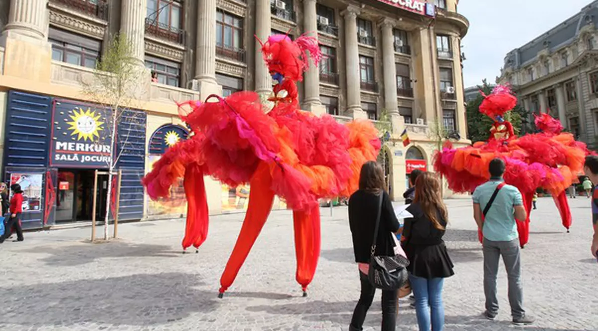 Actori din 6 ţări fac spectacol în centrul Capitalei | FOTO