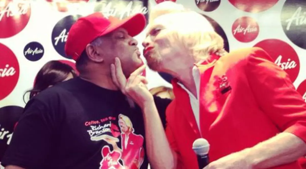 Este MILIARDAR, însă a PIERDUT UN PARIU şi a fost nevoit să-l respecte chiar dacă TOŢI AU RÂS DE EL! FOTO