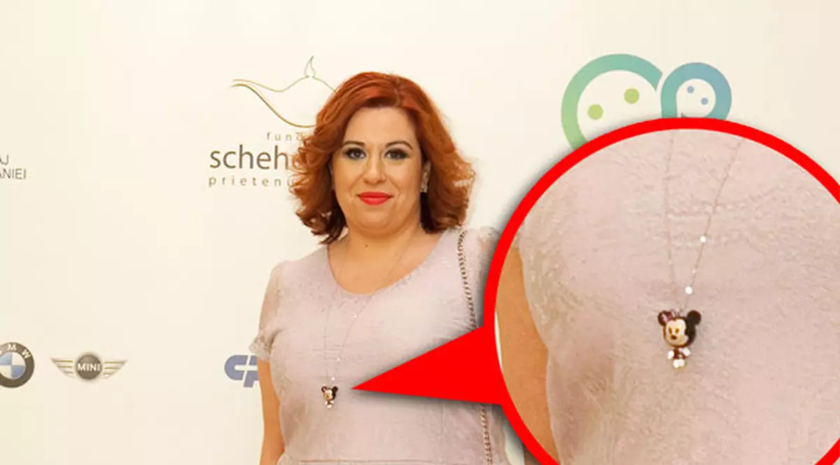 Oana Roman, cu Minnie Mouse la gât | FOTO