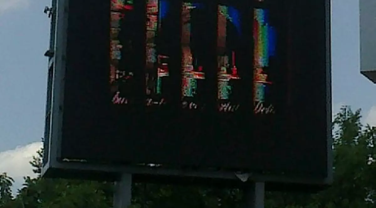 Susţine că a fost păcălit de bancă şi a găsit rezolvarea! S-a căţărat pe un panou publicitar şi vrea să se sinucidă