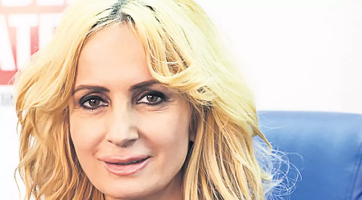 Daniela Gyorfi îşi taie nasul