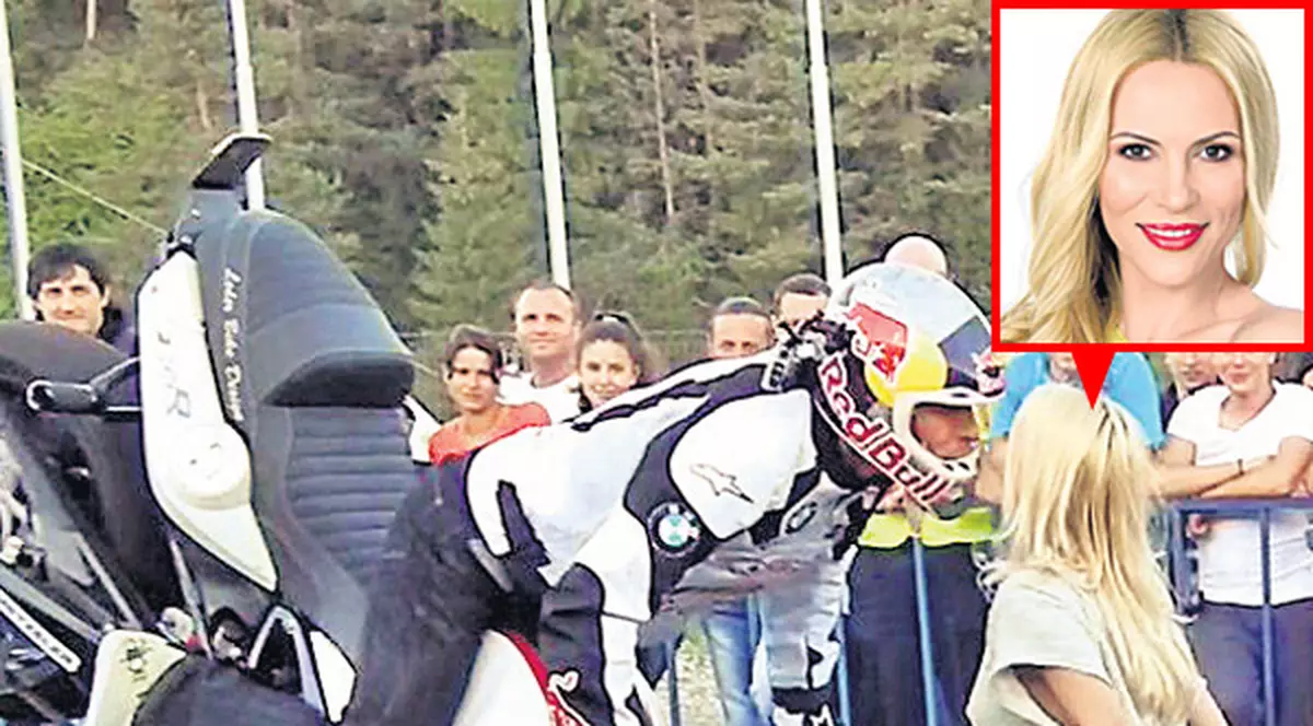 Cristina Şoloc, sărut «mortal» cu campionul mondial la acrobaţie pe motocicletă