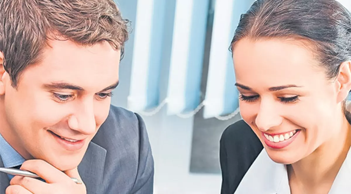 NU VĂ MAI BATEŢI CAPUL! Iată LA CE SE UITĂ ANGAJATORUL când analizează un CV