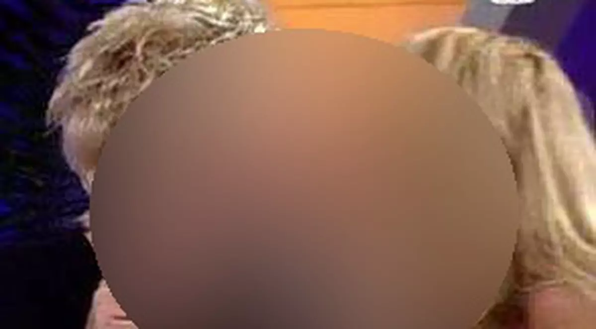 Două VEDETE din România MIMEAZĂ UN SĂRUT. Vezi cine sunt cele două blonde