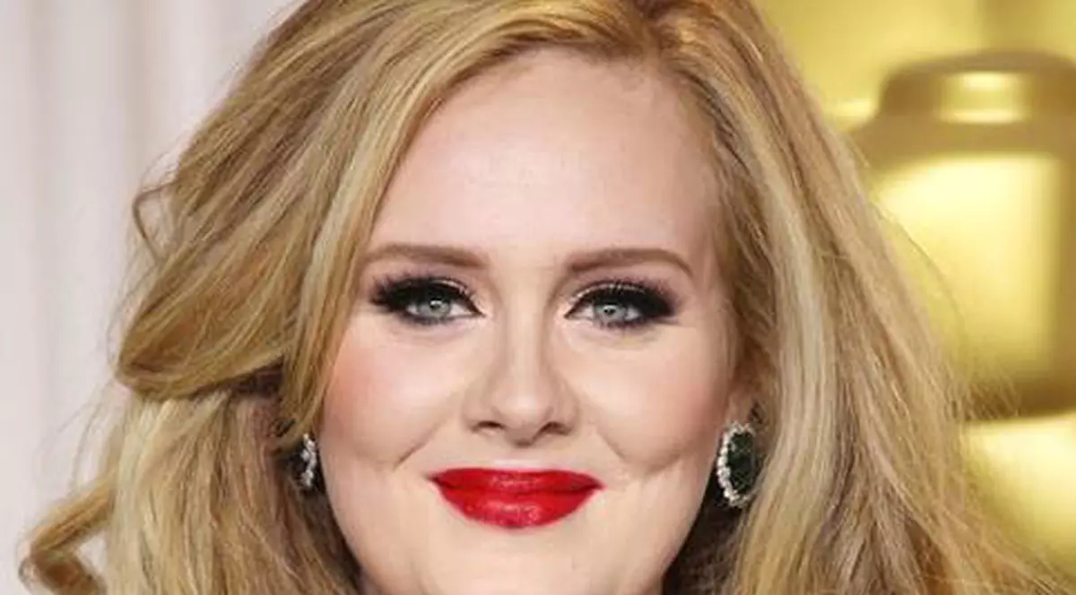 Are MILIOANE ÎN CONTURI, dar Adele îşi cumpără mobilă SECOND HAND!