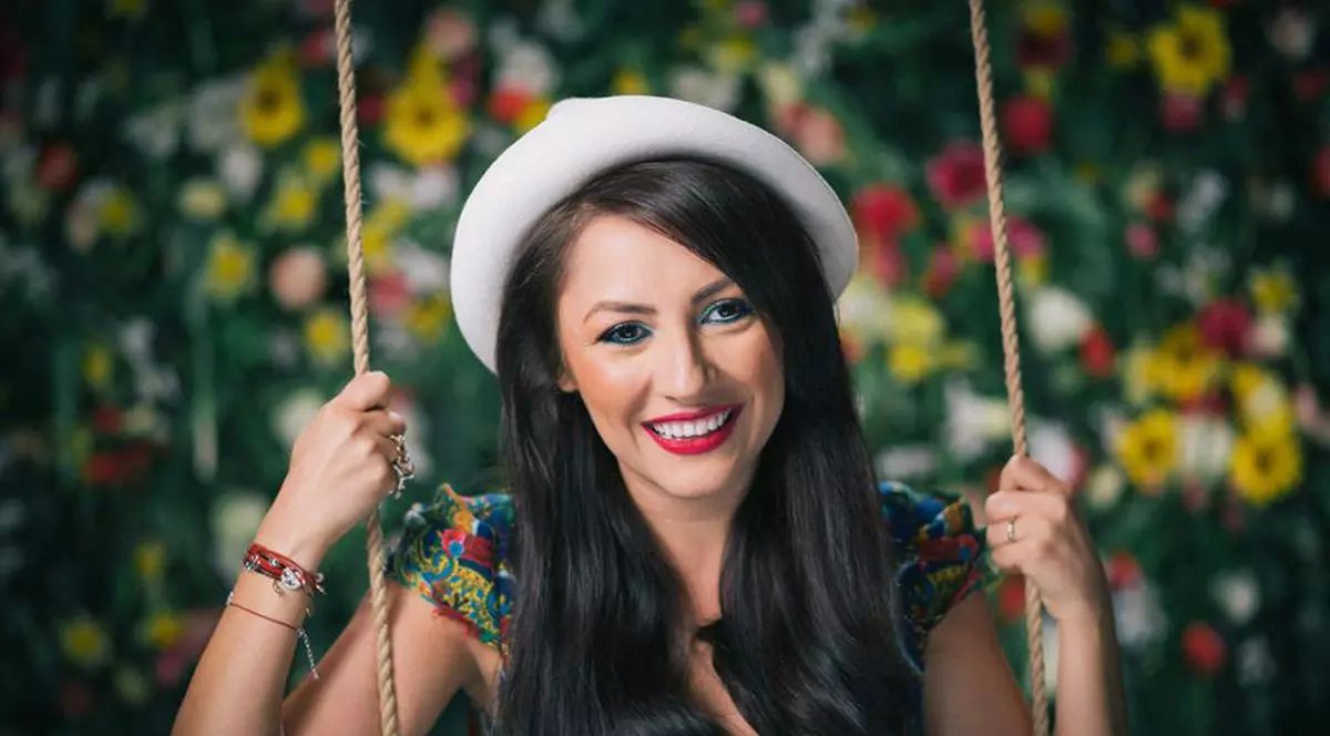 Uite CINE STĂ ÎN SPATELE IMAGINII ANDREI! Cântăreaţa a făcut DEZVĂLUIRI | FOTO