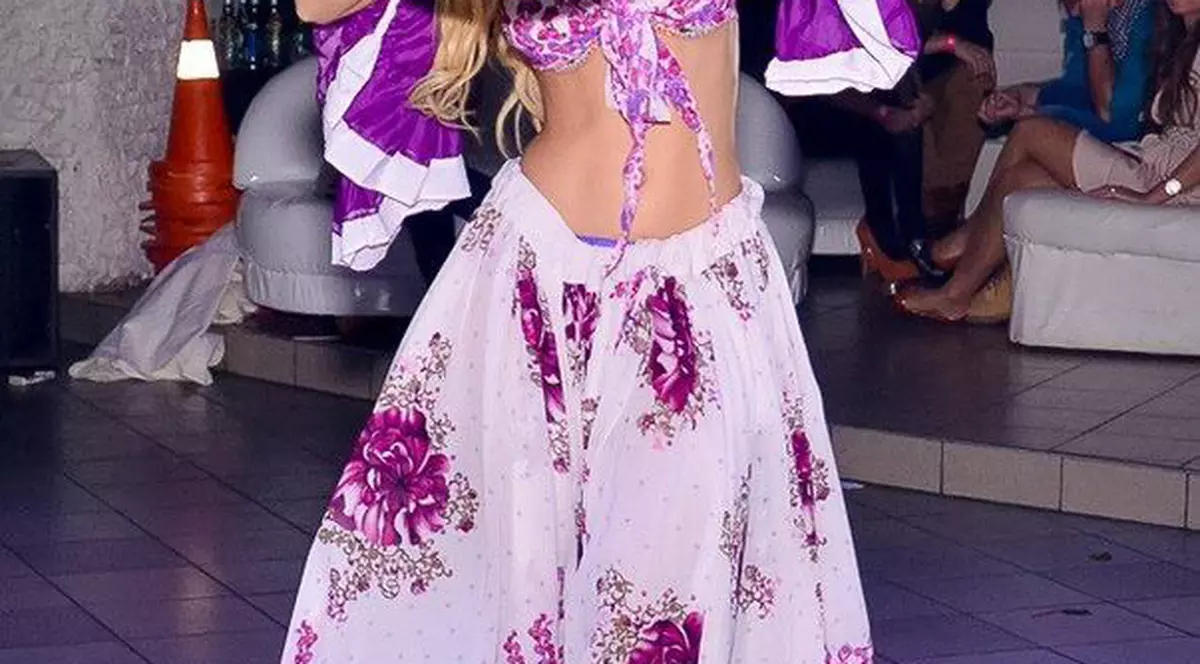 ANDREEA BĂLAN, chef "de înţelegere" la romii din DRĂGĂNEŞTI. Le-a ENERVAT LA CULME pe bătrânele comunităţii