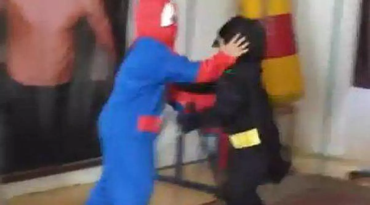"Micul Hercule" din Icoana şi fratele lui riscă să ajungă într-un centru de plasament