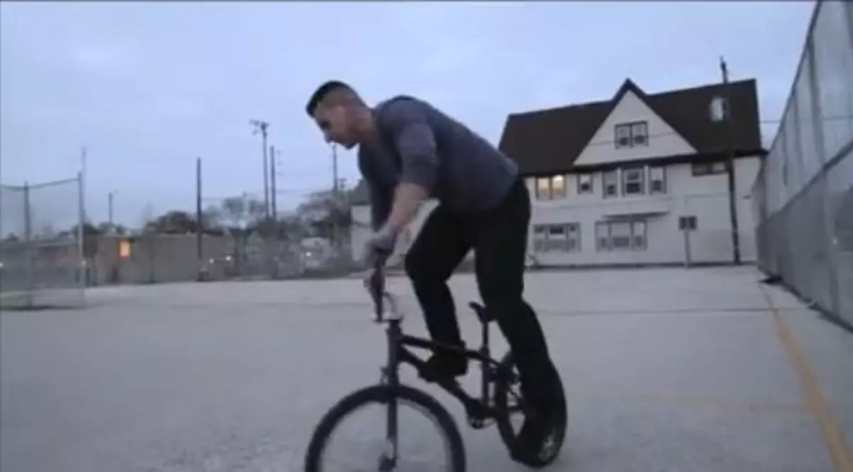 O să rămâi mut de uimire! Ce e în stare să facă un tip cu o simplă bicicletă! | VIDEO