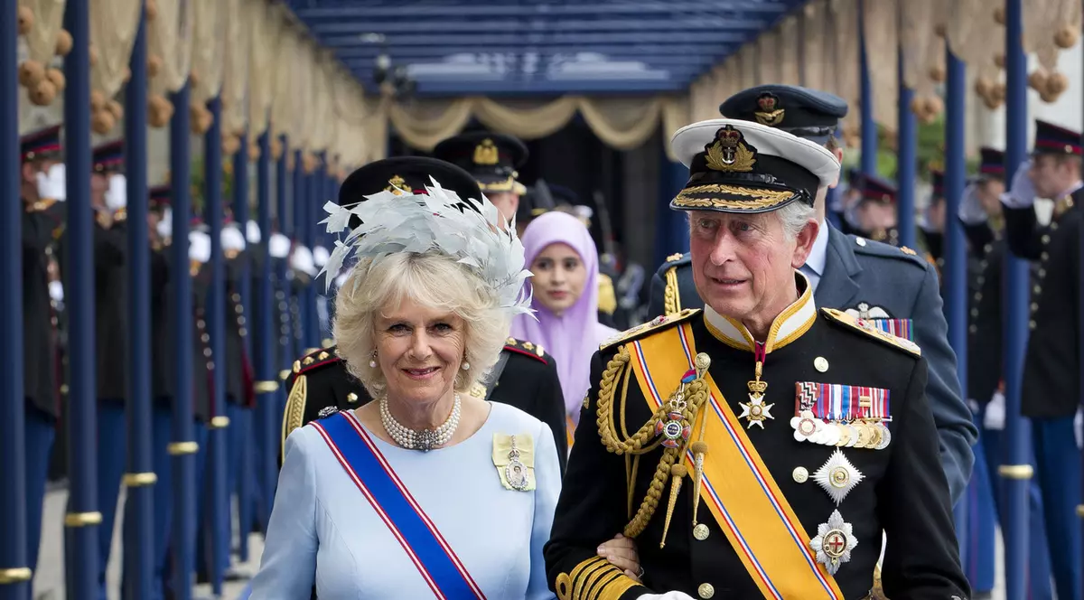 Camilla Parker îl ameninţă pe Prinţul Charles:  "Voi spune lumii că eşti gay"